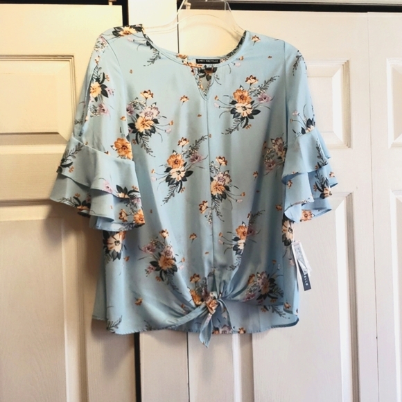 🆕Beautiful blouse Studio 1 - Picture 1 of 6